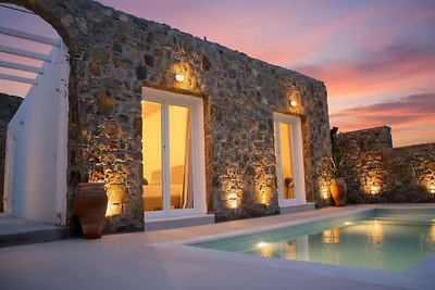 Hell gestaltete Villa mit Pool