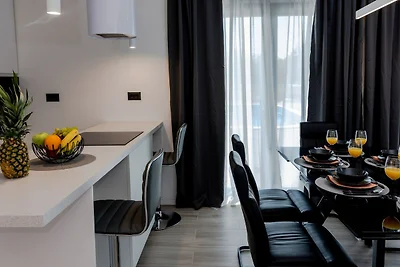 Holiday Home Infinity - Six Bedroom Guest Hou...