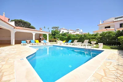 Schönes Ferienhaus in Vilamoura mit Grill