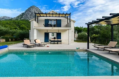 Blue Stone mit Pool und Garten