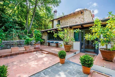 Villa a Pescia con vista sui vigneti