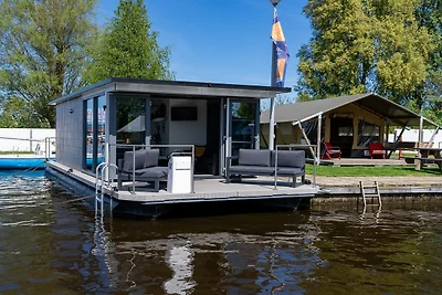 Schönes Hausboot im Yachthafen