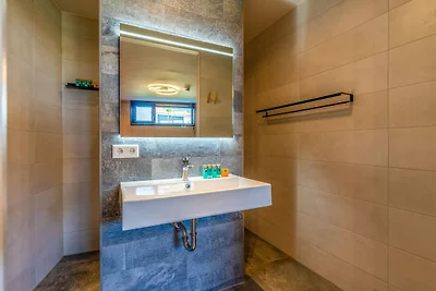 Moderne, luxuriöse und nachhaltige Naturvilla