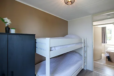 Villa in Maaspark mit Seeblick