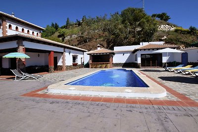 Geräumige Villa in Sayalonga mit Whirlpool