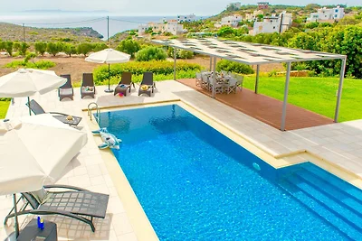 Villa auf Kreta mit Pool und Sonnenschirm