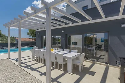 Villa in Premantura mit Schwimmbecken