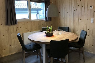 Modernes Chalet mit Geschirrspüler in einem F...