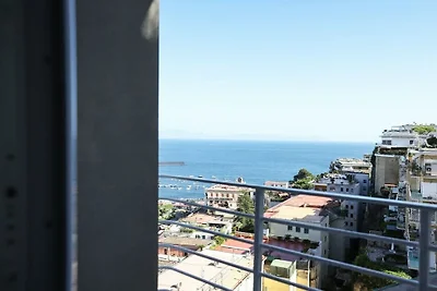 Een terras boven de Golf van Napels