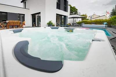 Villa mit Swimmingpool und Spa in der Nähe de...