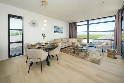 Villa am Wasser mit privater Dachterrasse