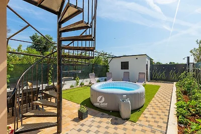 Geräumiges Haus mit Whirlpool und Garten