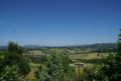 Spaziosa casa vacanze a Montone con piscina