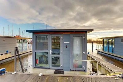 Casa galleggiante nel porto turistico di...