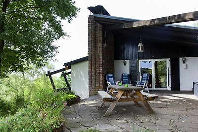 Modernes Ferienhaus am Waldrand mit grossem...