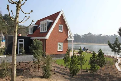Villa am Wasser mit Seeblick