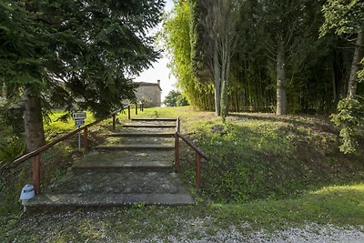 Antica torre medievale con piscina