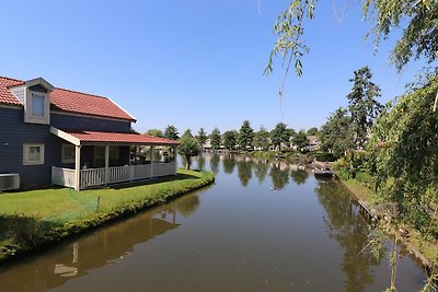 Ferienhaus am Wasser mit Garten