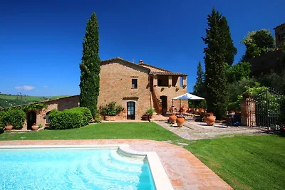 Moderno agriturismo con piscina a Montalcino