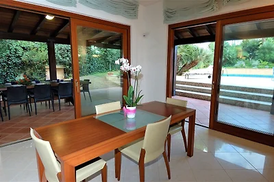 Villa in Valderice met Zwembad en Tuin