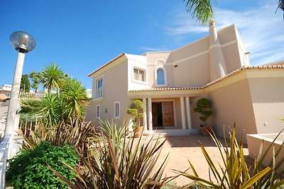 Luxuriöse Villa mit privatem Pool