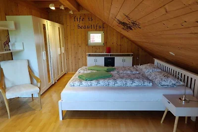 Holzhaus mit großem Garten