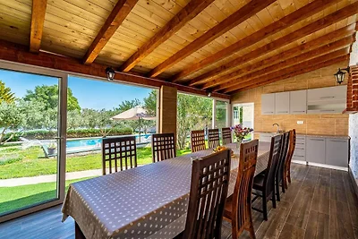 Villa mit Infinity-Pool in Kakma