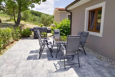 Moderne Villa mit Pool und Garten