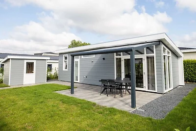 Schönes Chalet in einem Ferienpark in Lathum