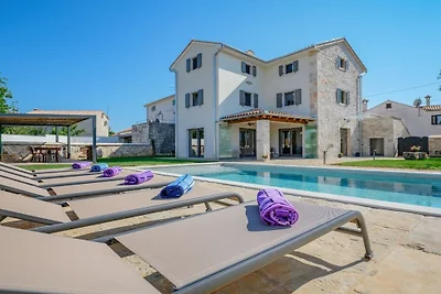 Villa in Višnjan mit Schwimmbecken