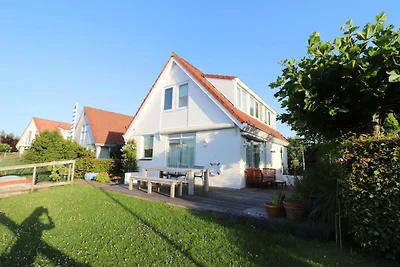 Schönes Ferienhaus am Wasser in Grou