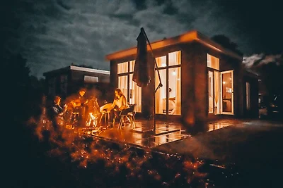 Schönes Baumhaus aus Holz mit Terrasse