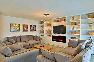 Five bedroom Villa