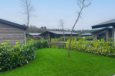 Schönes Chalet am Wasser in einem Ferienpark