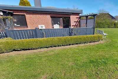 Bungalow in Niesgrau mit Schwimmbecken
