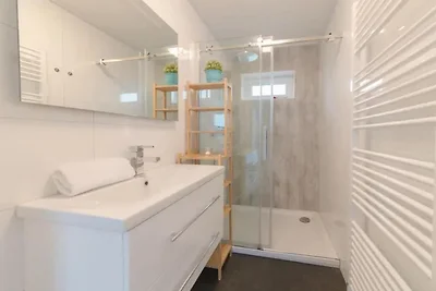 Chalet moderno sull'acqua in un parco vacanze