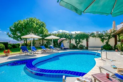 Villa mit Außenterrasse und Pool