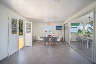 Bungalow met uitzicht op zee en de bergen