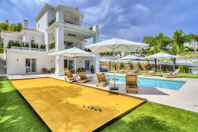 Villa in Nueva Andalucía mit beheiztem Pool