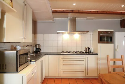 Bauernhaus in der Nהhe des Flusses in...