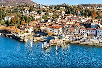 Accogliente casa vacanze a Colmegna con giard...