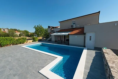 Villa in Ugljane mit privatem Pool