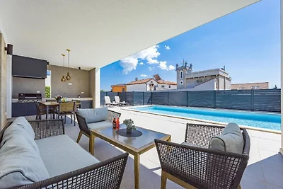 Moderne Villa mit Swimmingpool und Meerblick