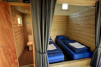 Zeltloge mit Terrasse in grünen Umgebung
