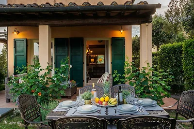 Villa a Monte San Quirico con Giardino