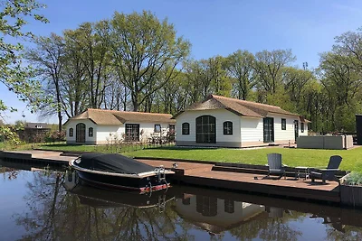 Ferienhaus in Sint Nicolaasga mit Garten