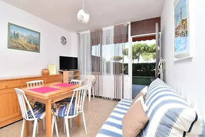 Apartment in Grau du Roi mit Garten