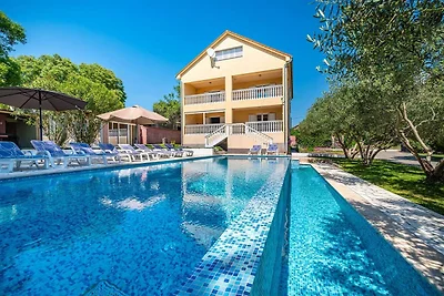 Villa mit Infinity-Pool in Kakma