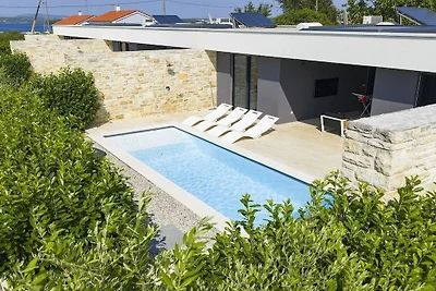 Villa in Kraj, Tkon mit Schwimmbecken