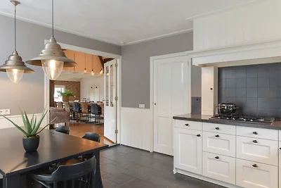 Bauernhaus mit dekorativem Kamin in Zuna